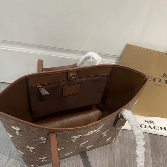 Coach X Peanuts City Tote Bag In Signature With Snoopy Print - Picture 8 of 8